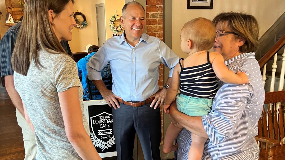 Rep. Smucker speaks to business owner. 