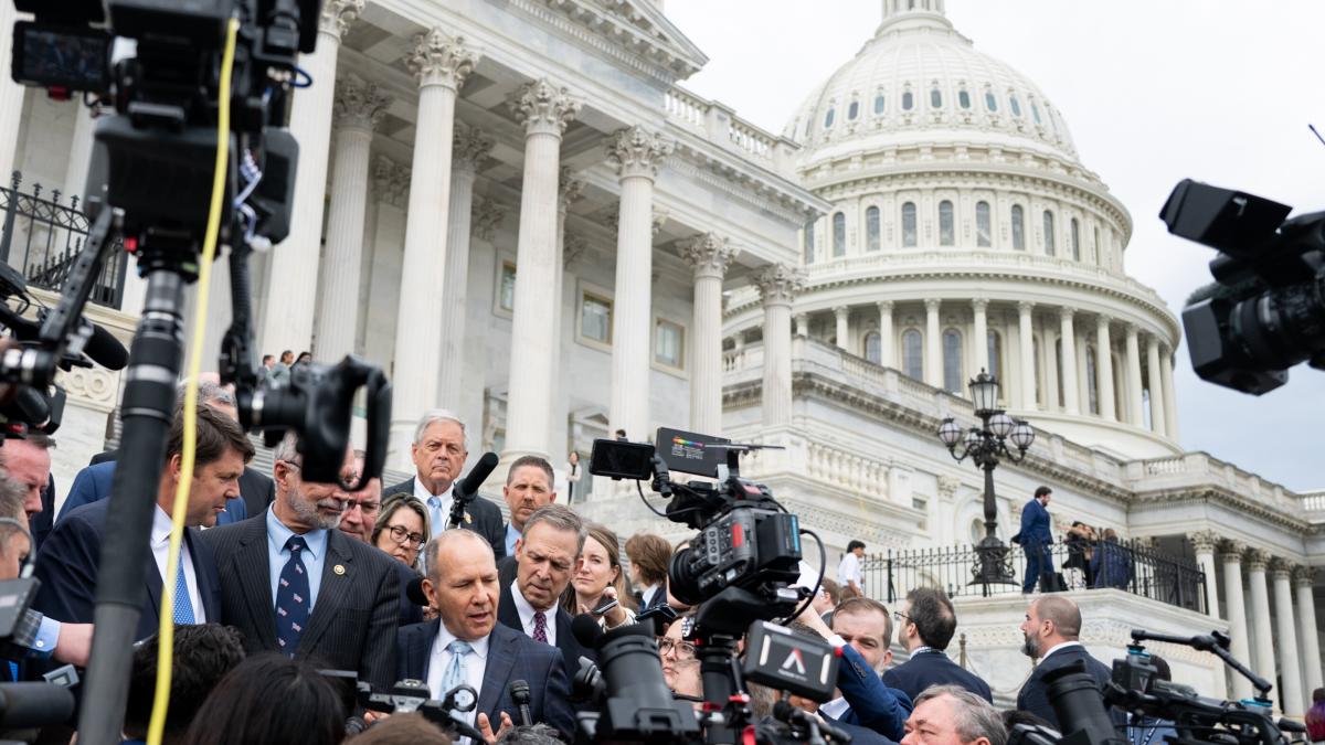 Rep. Smucker speaks to reporters